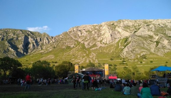 Sárban is lehet pogózni: fesztiválnapló a Double Rise szombati napjáról