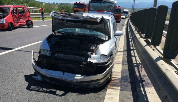 Megfordult az autópályán, azonnal belerohantak