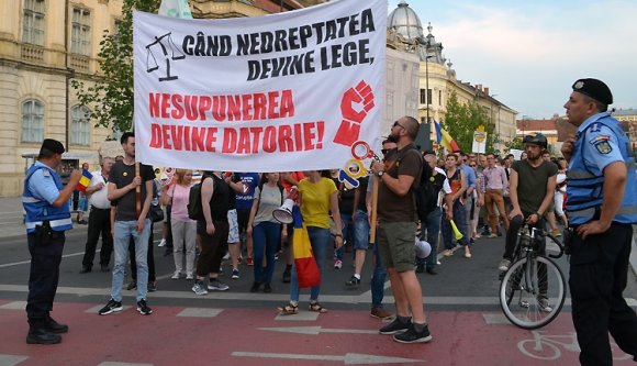 Útlezárásokkal tüntetnek a btk-módosítások ellen