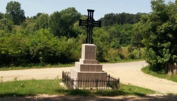 Egy út leaszfaltozásának állítottak emlékművet dél-Romániában