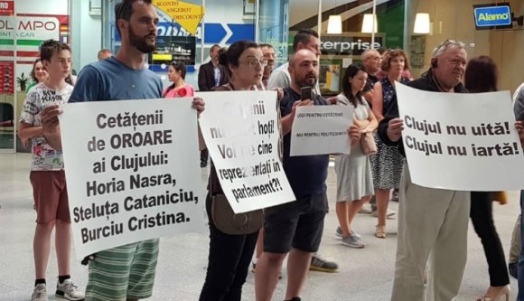 Megszégyenítő bizottság fogadta a reptéren a kolozsvári PSD-seket