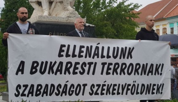 Bekéék elítélése: tüntettek Kézdivásárhelyen a magyarellenes támadásnak tartott ítélet ellen