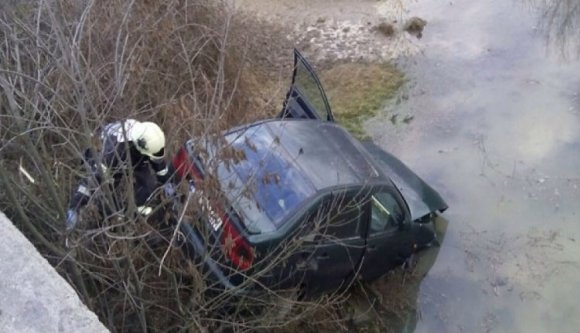 Jogosítvány nélkül száguldott autójával a patakba egy 17 éves srác
