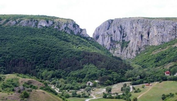 Szennyvízcsatornának használják a Tordai-hasadékot
