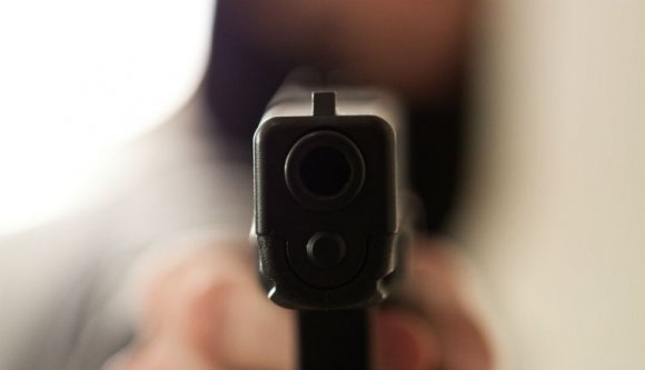 Autós üldözés közben pisztollyal sebesítettek meg egy nőt a rendőrök