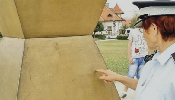 Ismét belefaragtak a Végtelen oszlopba