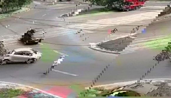 Hol kell megállni, hogy lefotózzuk hivalkodó autónkat? Hát persze, hogy a körforgalomban!