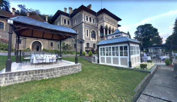 Belehalt a bustényi kastély szökőkútjába