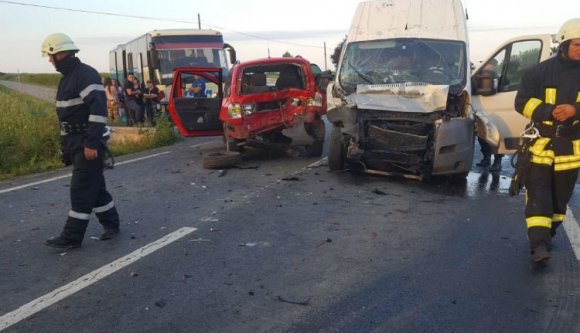 Tizenegyen sérültek meg egy Bihar megyei közlekedési balesetben