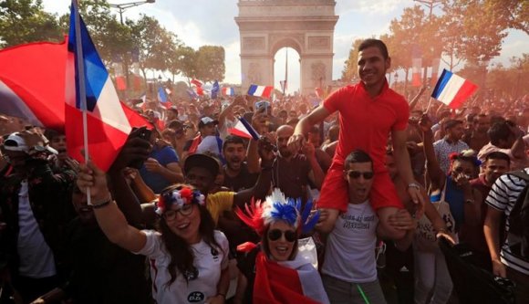 Belehaltak a győzelembe: zavargásokba torkollt a vébémámor Franciaországban