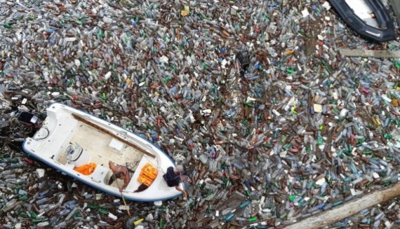 Elképesztő mennyiségű PET-palackot sodort a Békás-tóba az ár