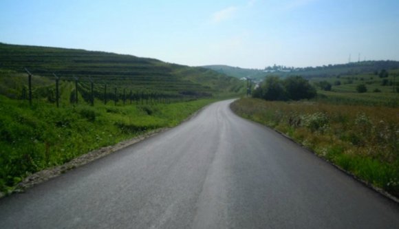 Kész röhej: kilenc évbe telt egy 12 km-es út leaszfaltozása Kolozs megyében