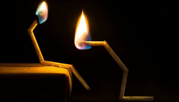 Fel akarta gyújtani a feleségét egy dühös férfi, mindketten megégtek