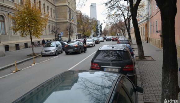 Ha az autókat kitiltanák a belvárosból, hogyan épül mégis parkolóház a Házsongárd mellett?