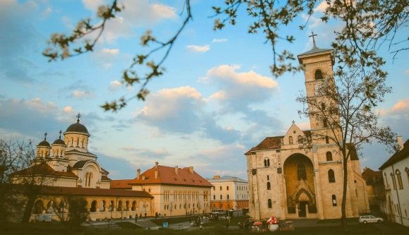 Az egyház miért nem fizet adót? És az állam? Fizessen!