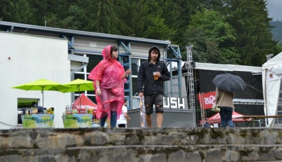 Gumicsizma vagy tornacipő? Az idei Tusványosra lehetetlen felkészülni