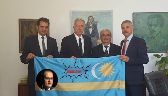 Egy vérromán nemzetvédő nekiugrott az amerikai nagykövetnek