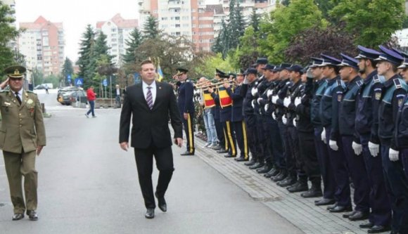 Kevesen ünnepelték a román himnuszt Csíkban, a prefektus begorombult