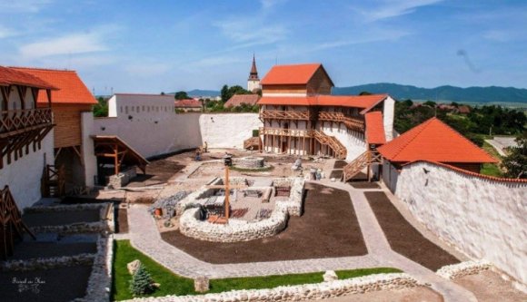 Megnyitotta kapuit az öt évig restaurált barcaföldvári vár