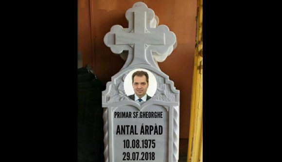 Sírkövet „faragott” Antal Árpádnak egy moldvai férfi