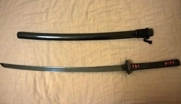 Dél-Romániában elengedhetetlen kellék a szombat esti kocsmázáshoz a fejsze és a kard