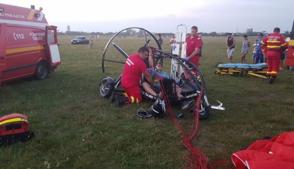 A földbe csapódott egy kétszemélyes siklóernyő Szeben megyében