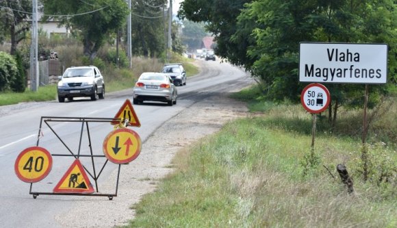 Tévedésből aszfaltoznak le egy útszakaszt Magyarfenesen?