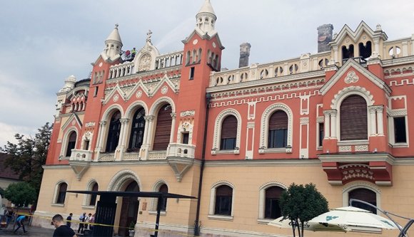 Kezdődik a váradi palotamentés, az önkormányzat átveszi a felújítás terhét