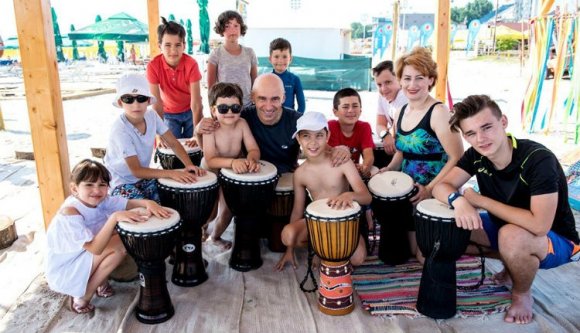 Bár nem fúvós hangszerek, a román tengerparton a terápiás dobokat is képesek voltak megfújni