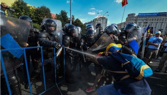 A román politika radikális kisebbségek összecsapásává vált