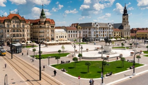 Széttört a burkolat, kiűzik a rendezvényeket a váradi főtérről