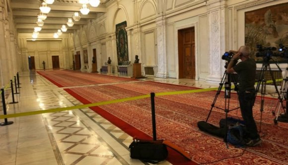 Elkerítették az újságírókat, hogy ne akadályozzák a parlamenti forgalmat