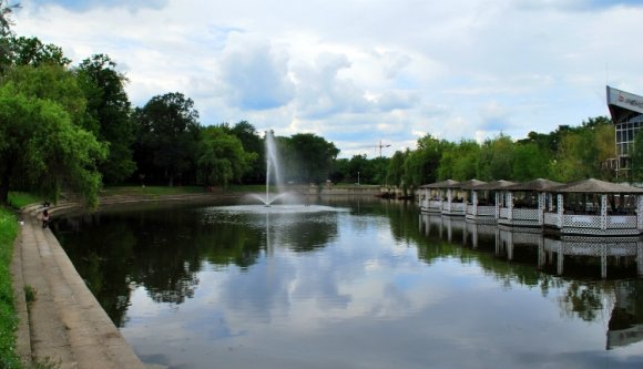 Egy nő holttestére bukkantak az aradi Városligeti-tóban
