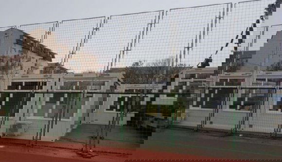 Ön mit szólna hozzá, ha a gyerekének egy konténerben kellene tanulnia?