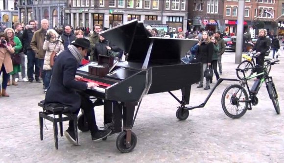 Elhúzzák a kormány nótáját a tüntetők a bukaresti Győzelem téren