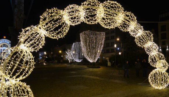 Bârladon elkezdték felszerelni a karácsonyi díszkivilágítást