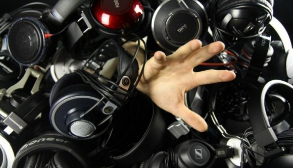 Rádióra tapadt fülek, népzenére táncolók – felmérés készült a romániai zenefogyasztási szokásokról