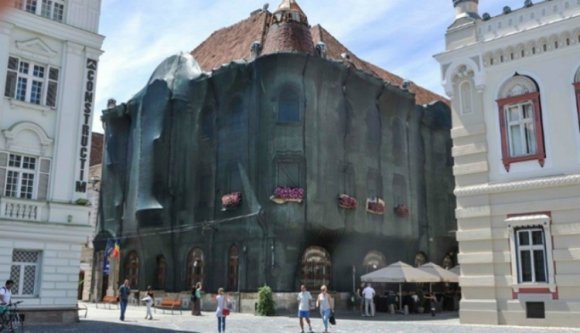 Felújítás helyett eldugják a járókelők elől a leromlott temesvári műemlékeket