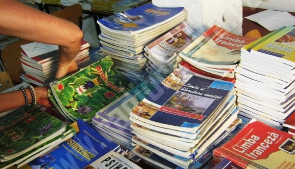 A tankönyvkiadó bepereli a hibáktól hemzsegő tankönyvek szerzőit és jóváhagyóit