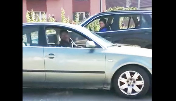 Betörte az autó ablakát, mert a sofőr életveszélyesen vezetett (VIDEÓval)