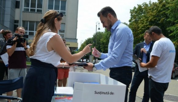 Hiába írt alá, most akadályozza az aláírások leadását Arad polgármestere