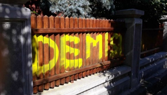 MONDJON LE – írták fel Dragnea kerítésére