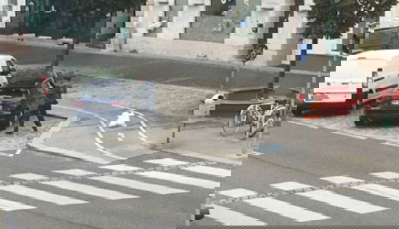 Autót rongált meg és késsel fenyegette a rendőröket egy román Bécsben