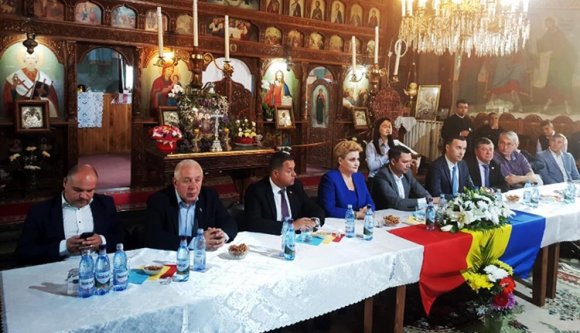 Templomban tartottak referendumgyűlést a politikusok