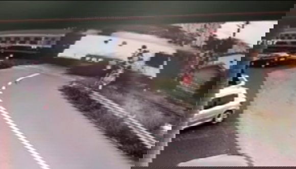 Így ütött el egy furgont a vonat Marosvásárhelyen (VIDEÓval)