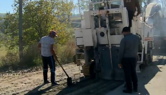 Románia, 2018: véletlen leaszfaltoztak egy útszakaszt, gyorsan feltörték