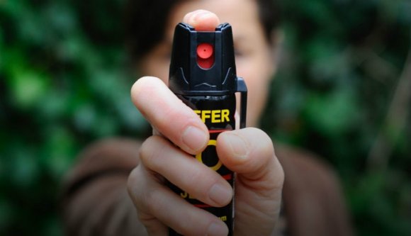 Úgy tűnik, a szamurájkard mellett a gázspray is az iskolai tanszerek közé tartozik