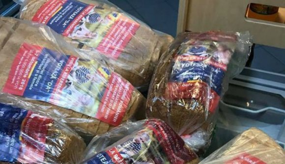 Alaposan megbírságolták a kenyér mellé szórólapot csomagoló pékséget