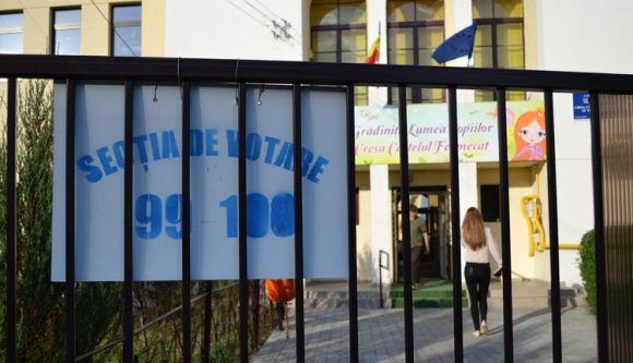 Vasárnap reggel sem tülekedtek az emberek az urnák előtt