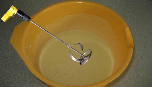 Mivel keverte egy árus a palacsintatésztát a nagybányai Gesztenye Fesztiválon? (VIDEÓval)